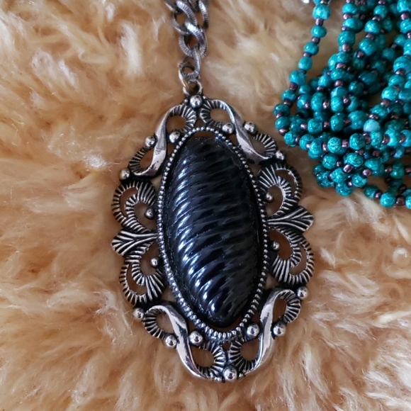 Necklaces and a matching earring - Picture 2 of 6